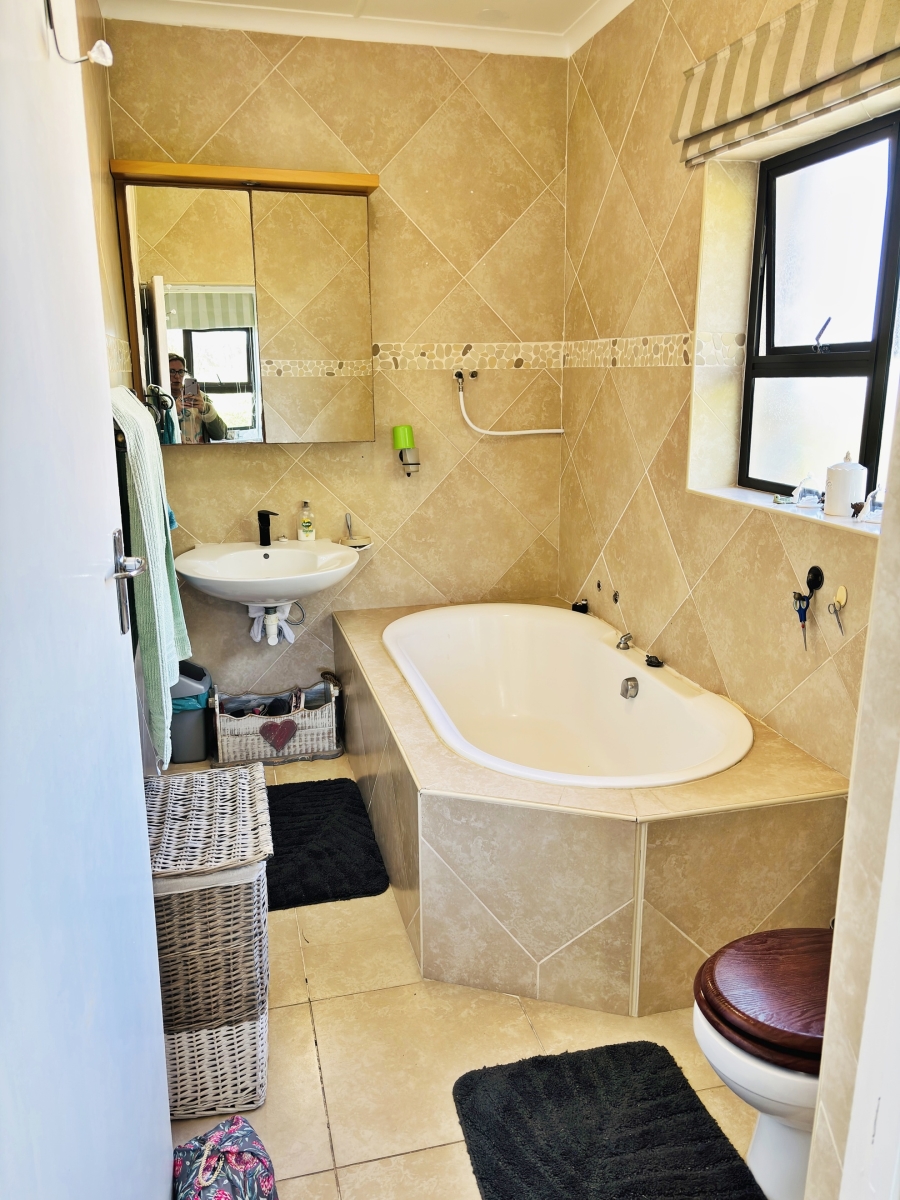 5 Bedroom Property for Sale in Struisbaai Western Cape